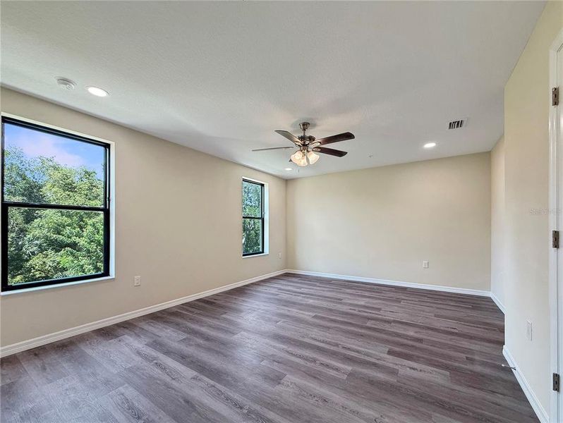 Spacious, unfurnished interior of a new home in , Tampa (Image 27).