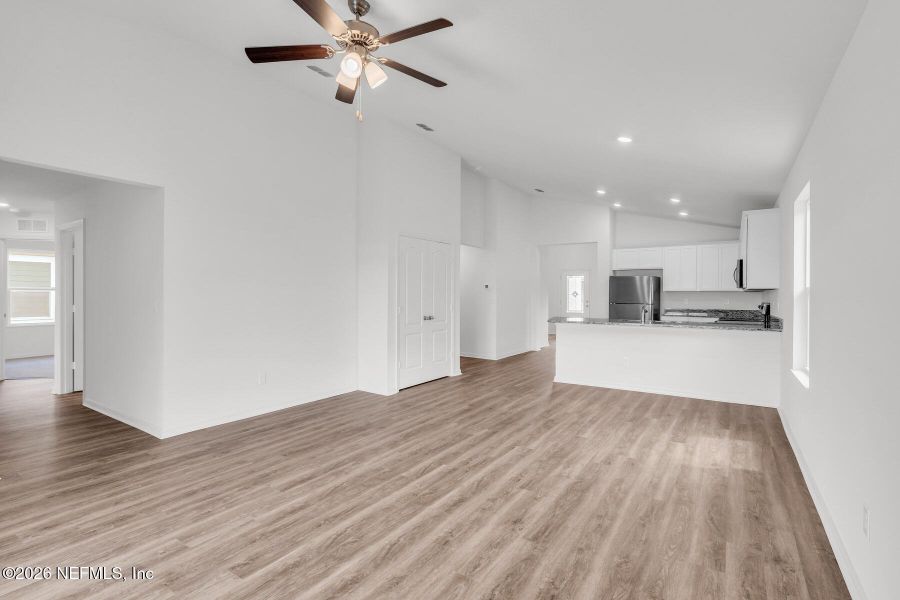 Spacious, unfurnished interior of a new home in Rolling Hills, Green Cove Springs (Image 13).