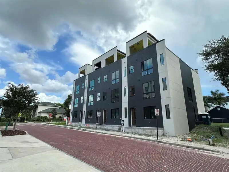Condo located in Tampa, FL showcasing its design and architecture (Image 3).