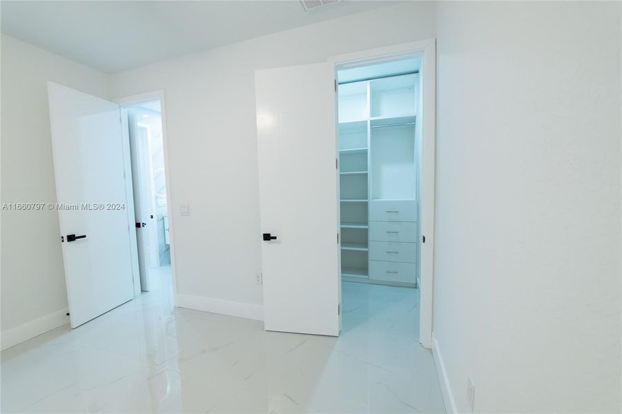 Spacious, unfurnished interior of a new home in , Cape Coral (Image 19).