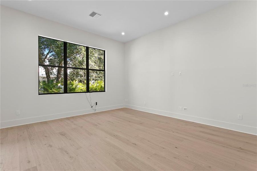 Spacious, unfurnished interior of a new home in , Tampa (Image 66).