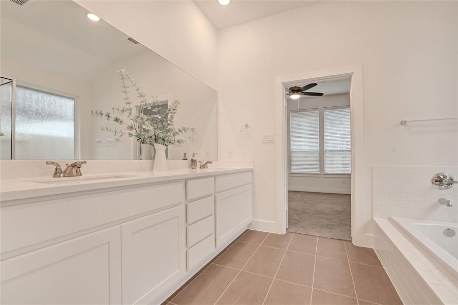 Furnished interior view inside a new home in Cross Creek Ranch 45′, Fulshear (Image 10).