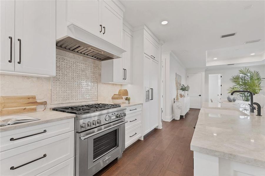 Furnished interior view inside a new home in , Boca Grande (Image 8).
