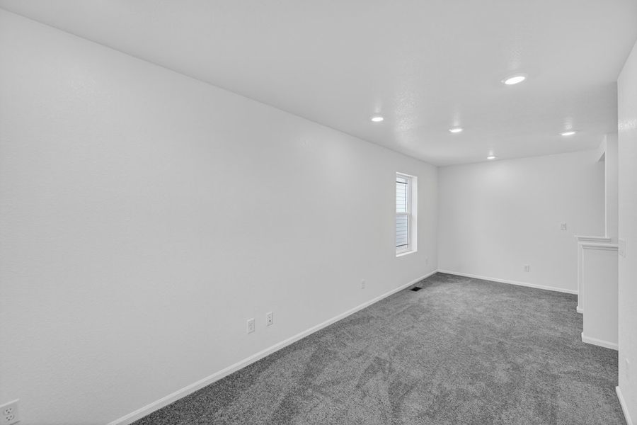 Spacious, unfurnished interior of a new home in Lake Bluff, Greeley (Image 15).