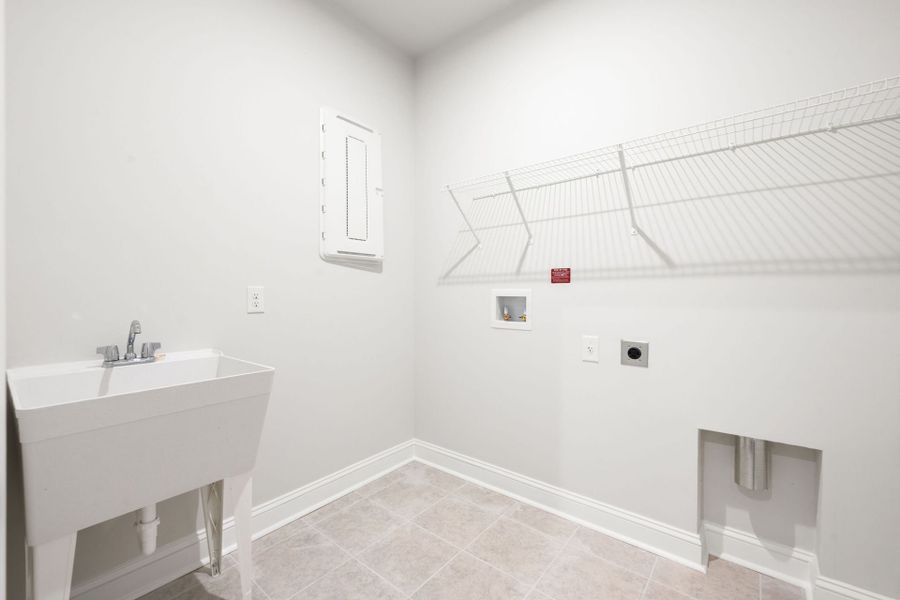 Spacious, unfurnished interior of a new home in Waterways, Richmond Hill (Image 16).