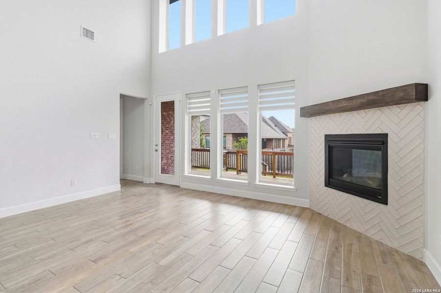 Spacious, unfurnished interior of a new home in Kinder Ranch, San Antonio (Image 13).