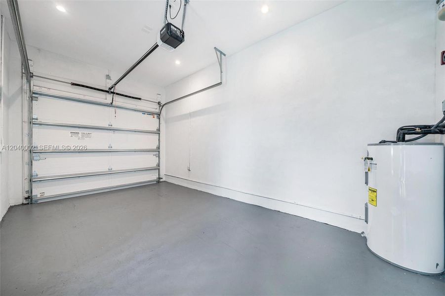 Spacious, unfurnished interior of a new home in , Miami (Image 24).