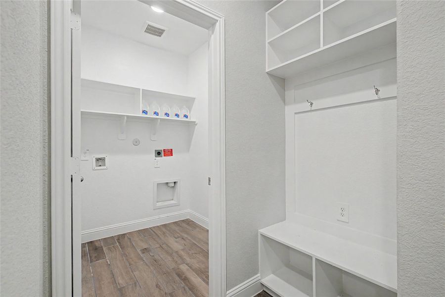 Spacious, unfurnished interior of a new home in , Tomball (Image 32). Spacious, unfurnished interior of a new home in , Tomball (Image 32).
