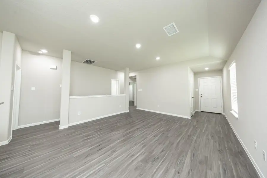Spacious, unfurnished interior of a new home in Mackenzie Creek, Conroe (Image 11).