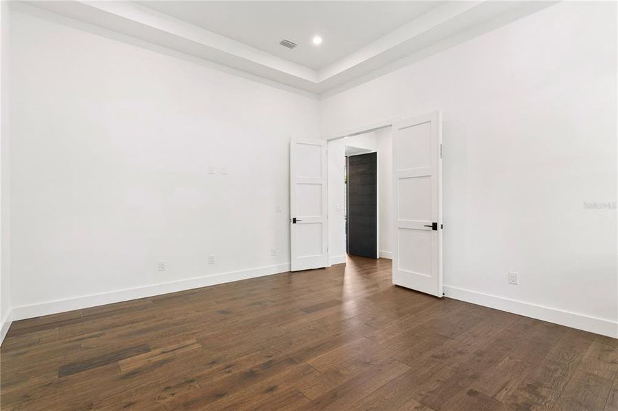 Spacious, unfurnished interior of a new home in , Tampa (Image 29).