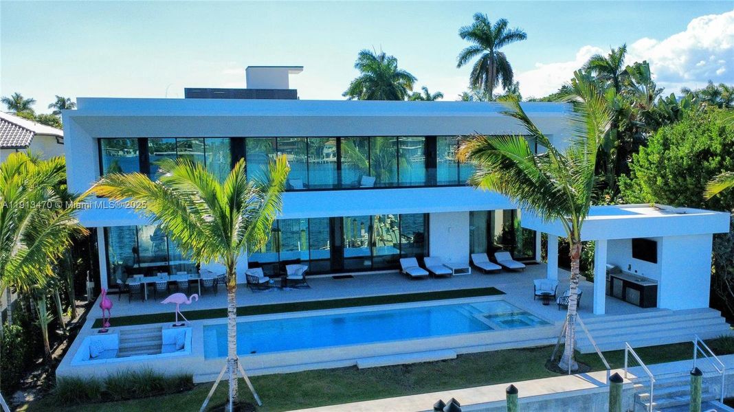 Condo located in Miami Beach, FL showcasing its design and architecture (Image 24).