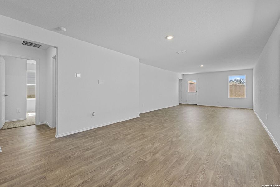 Spacious, unfurnished interior of a new home in Arroyo Ranch, Seguin (Image 14).