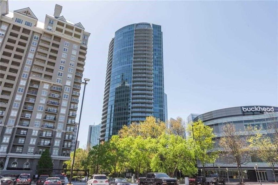 Condo located in Atlanta, GA showcasing its design and architecture (Image 21).