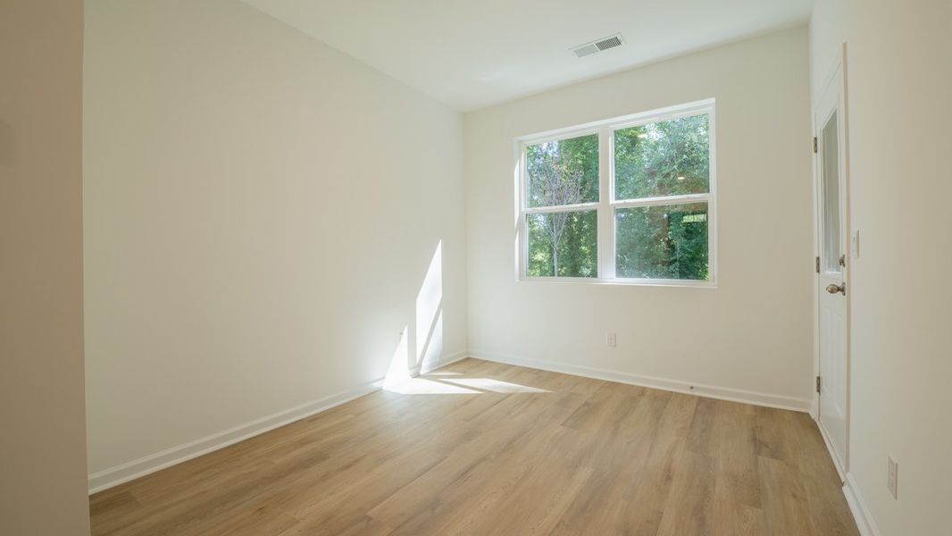 Spacious, unfurnished interior of a new home in Benteen Reserve, Atlanta (Image 14).