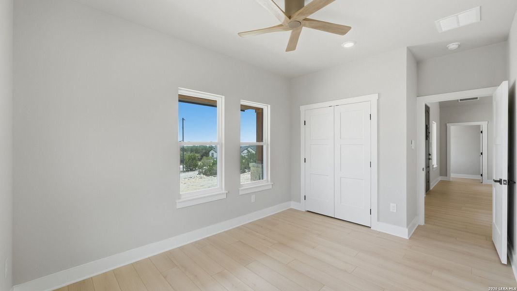 Spacious, unfurnished interior of a new home in , Canyon Lake (Image 34).