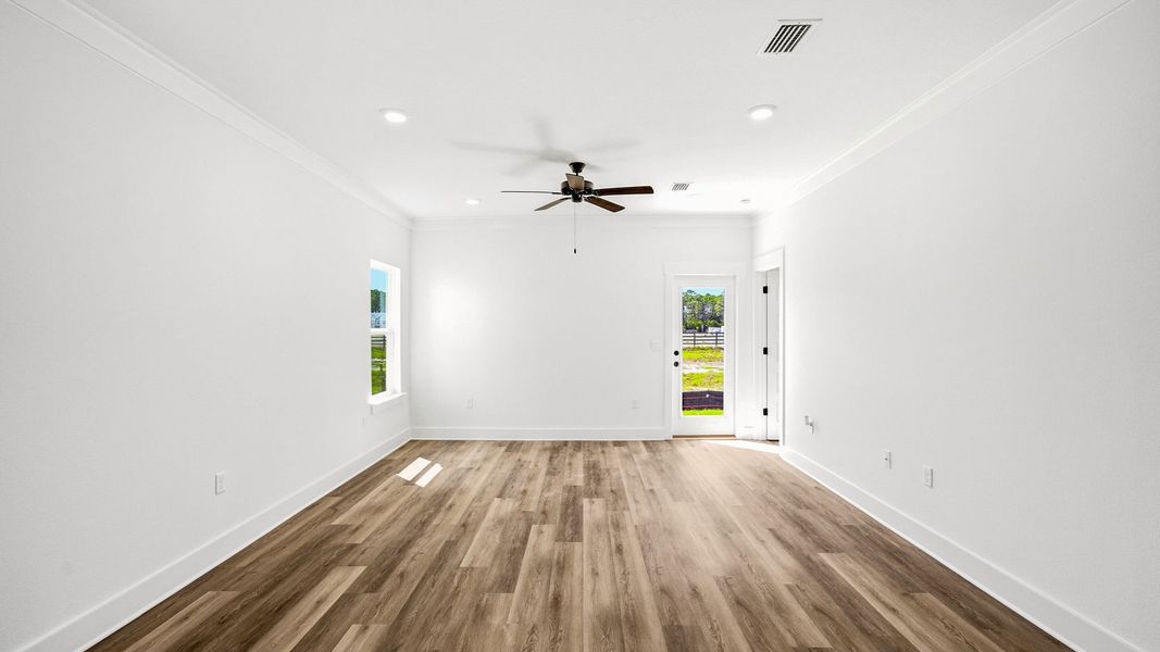 Spacious, unfurnished interior of a new home in Colonial East, Panama City Beach (Image 11).