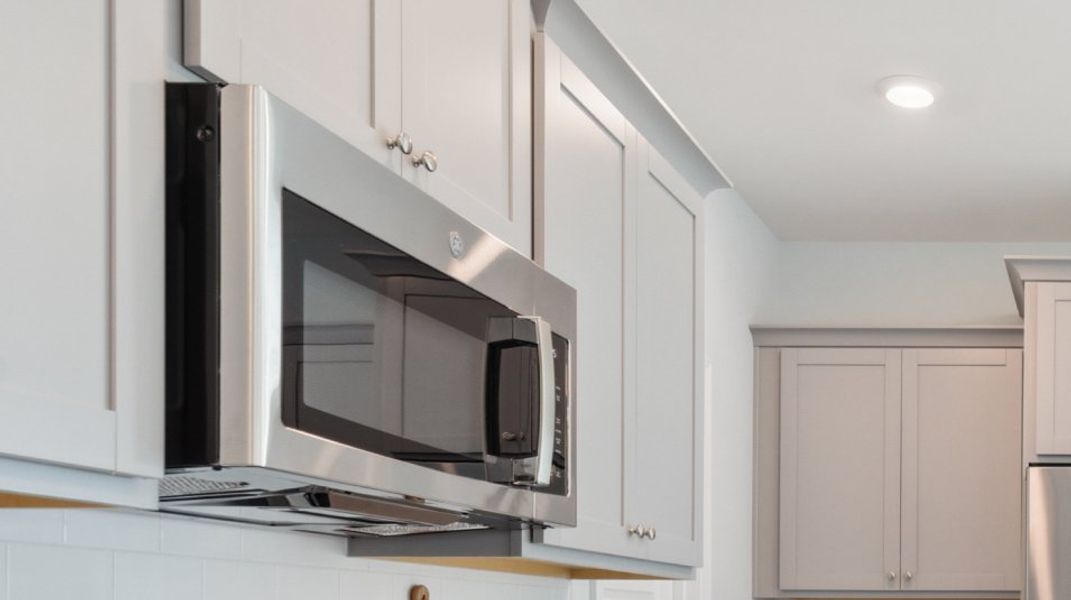 Carolina Azalea Ridge Summers Corner EI Kitchen Micro F1 100325