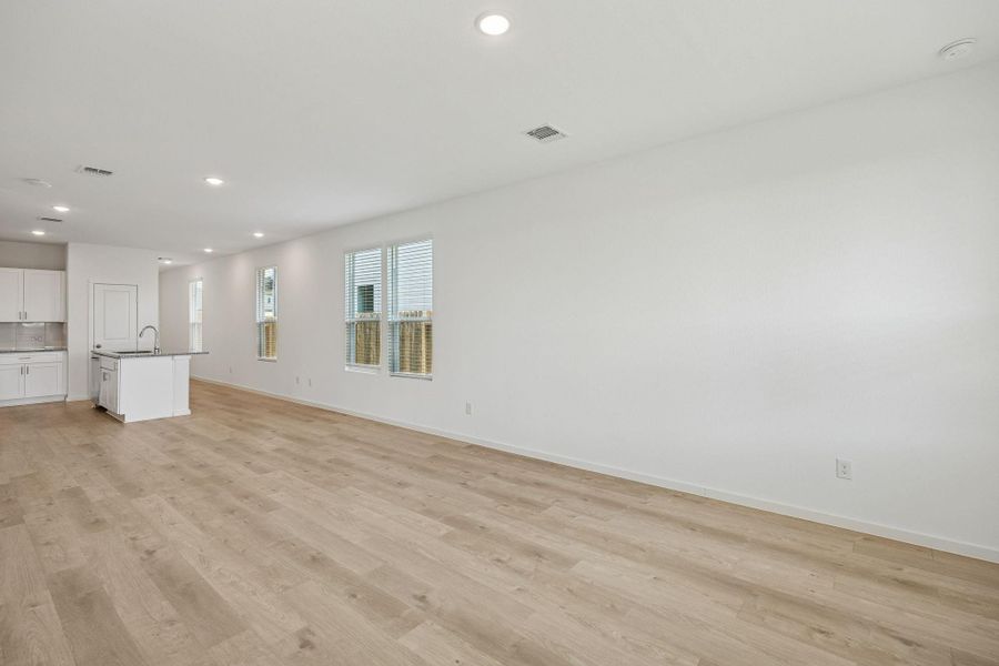 Spacious, unfurnished interior of a new home in Stokesbury, Waller (Image 27).