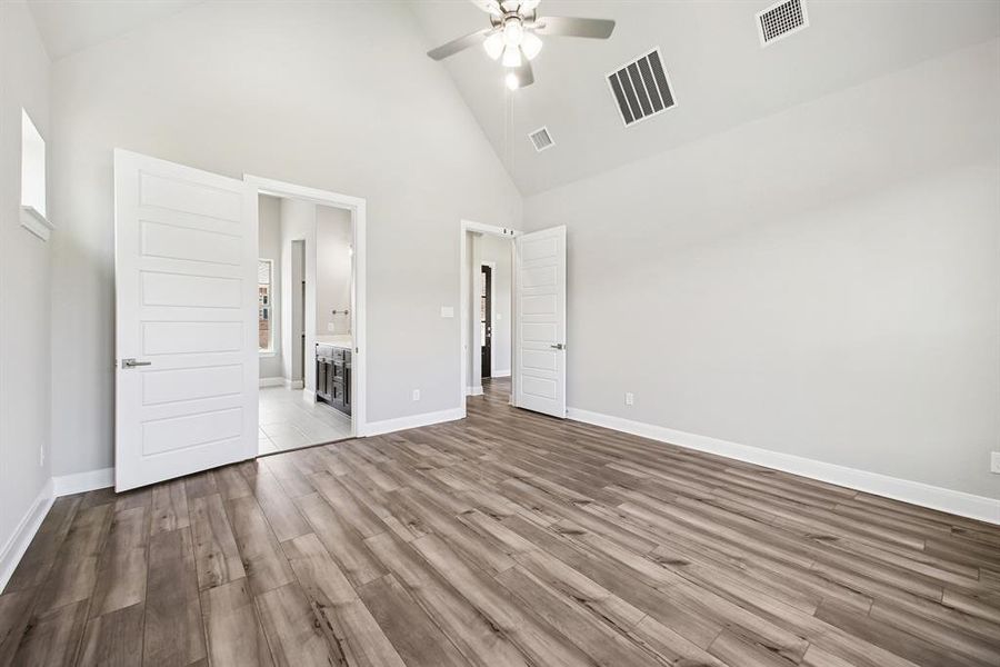 Spacious, unfurnished interior of a new home in Elements at Viridian - Garden Series, Arlington (Image 25). Spacious, unfurnished interior of a new home in Elements at Viridian - Garden Series, Arlington (Image 25).
