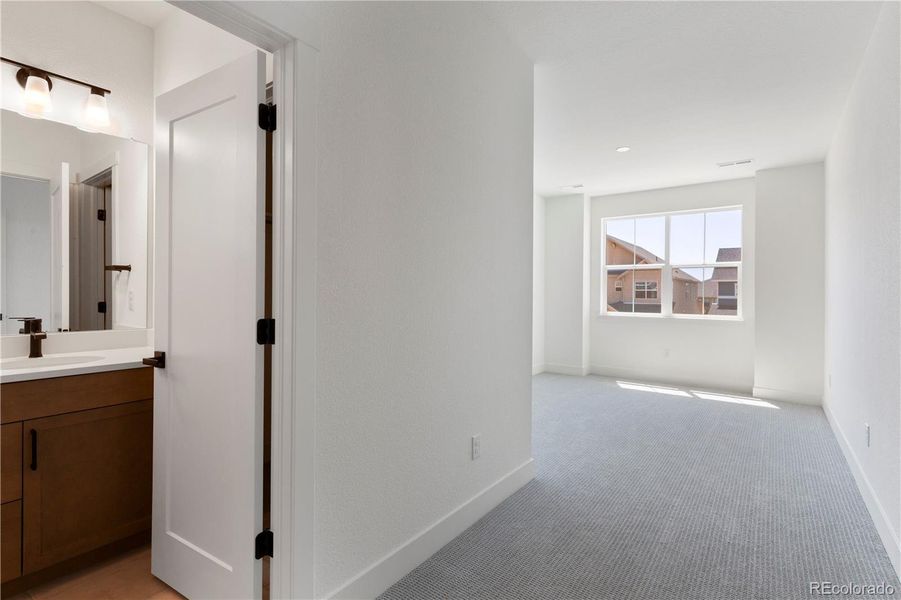 Spacious, unfurnished interior of a new home in Dillon Pointe - Journey, Broomfield (Image 23).