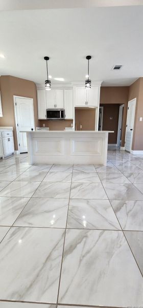 Spacious, unfurnished interior of a new home in , Eagle Pass (Image 8).