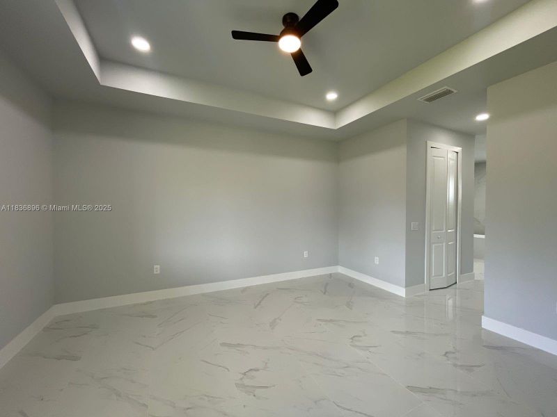 Spacious, unfurnished interior of a new home in , Cape Coral (Image 13).