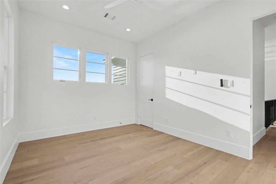 Spacious, unfurnished interior of a new home in , Galveston (Image 27).