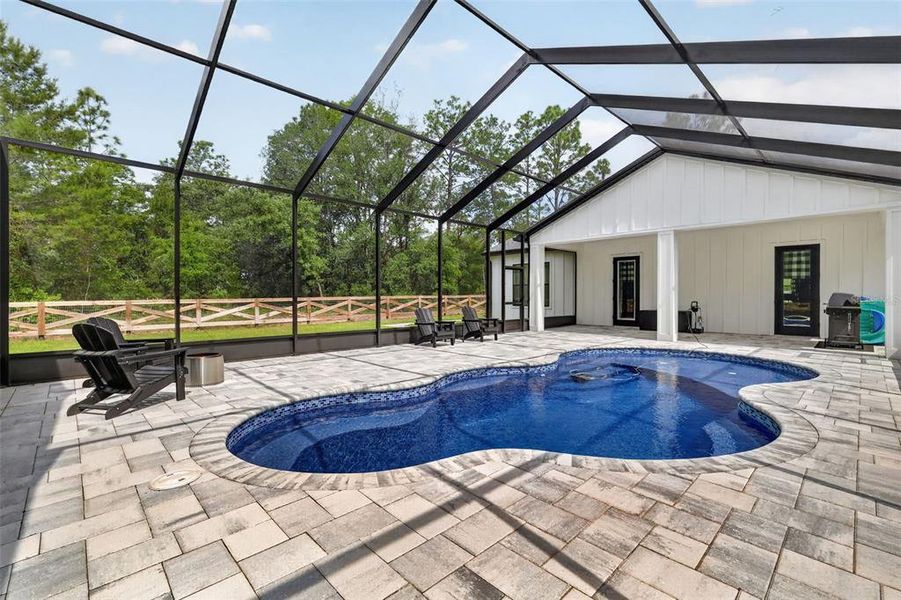 Exterior details and patio area of a home in , Dunnellon (Image 26).