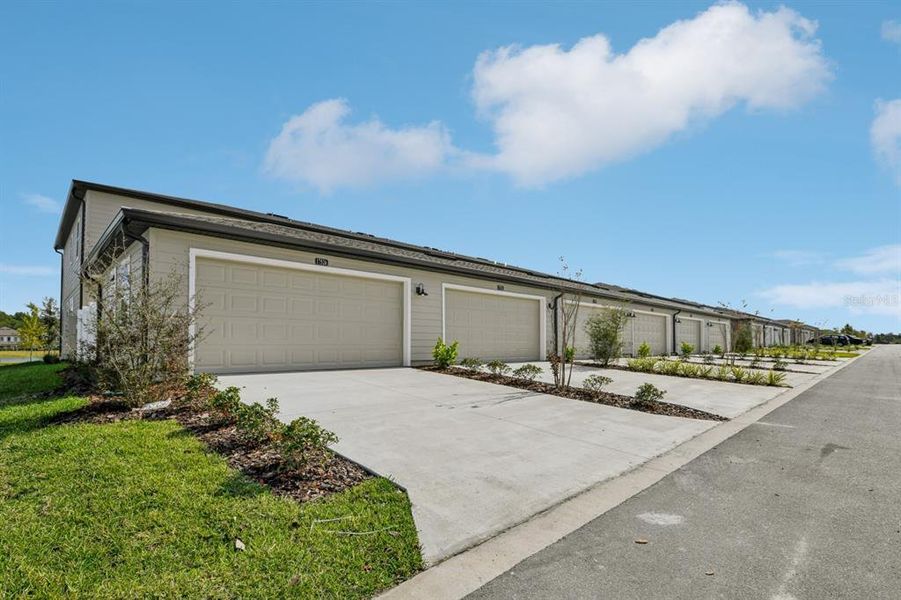 Exterior details and patio area of a home in , Winter Garden (Image 25).