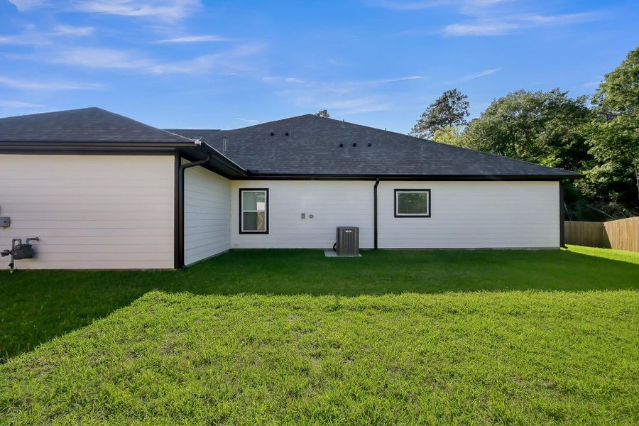 Exterior details and patio area of a home in Lexington Heights, Willis (Image 4).