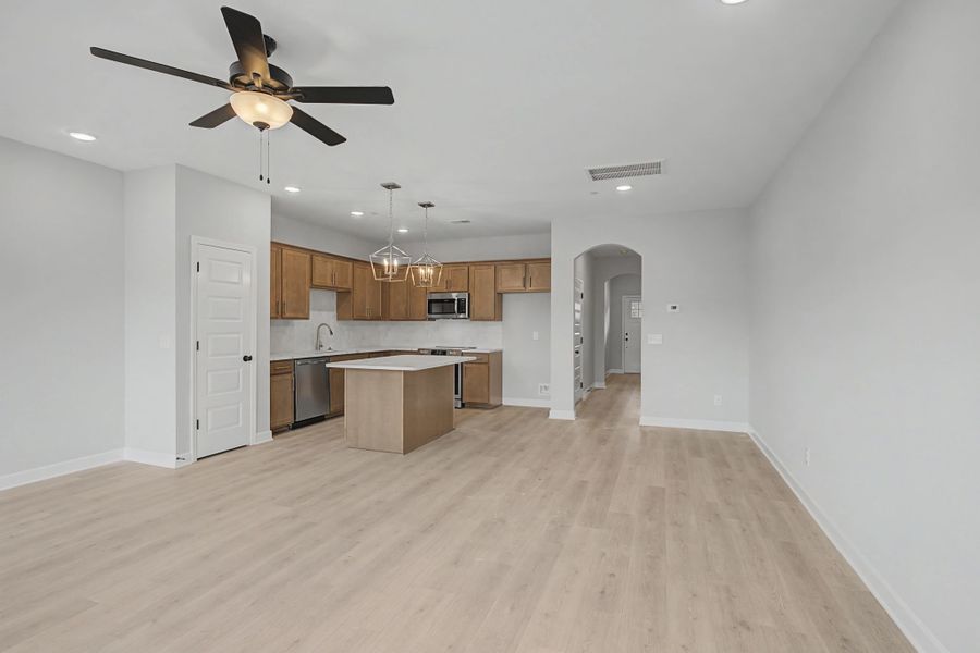 Spacious, unfurnished interior of a new home in Oxford Station, Gallatin (Image 35).