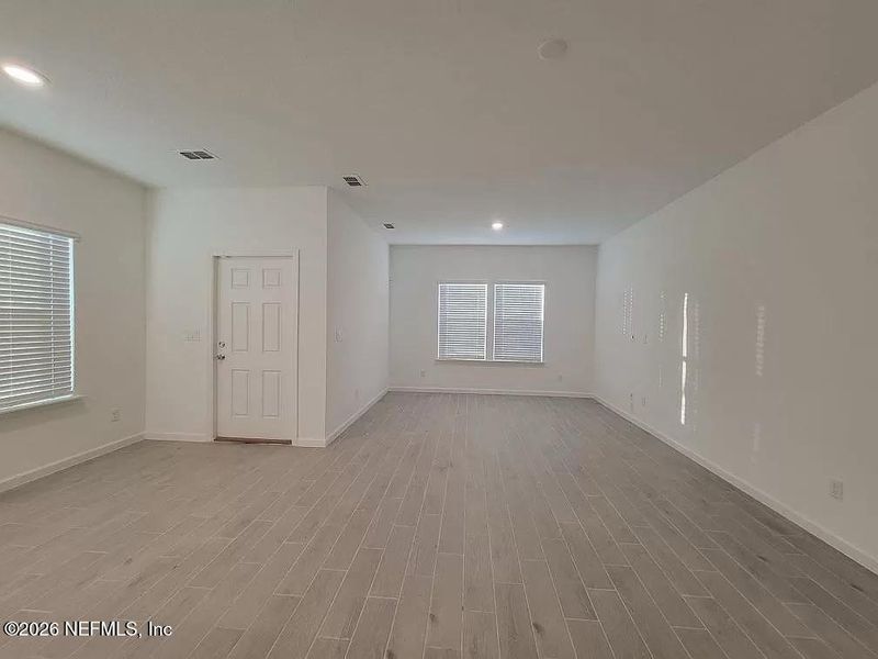 Spacious, unfurnished interior of a new home in , Jacksonville (Image 10).