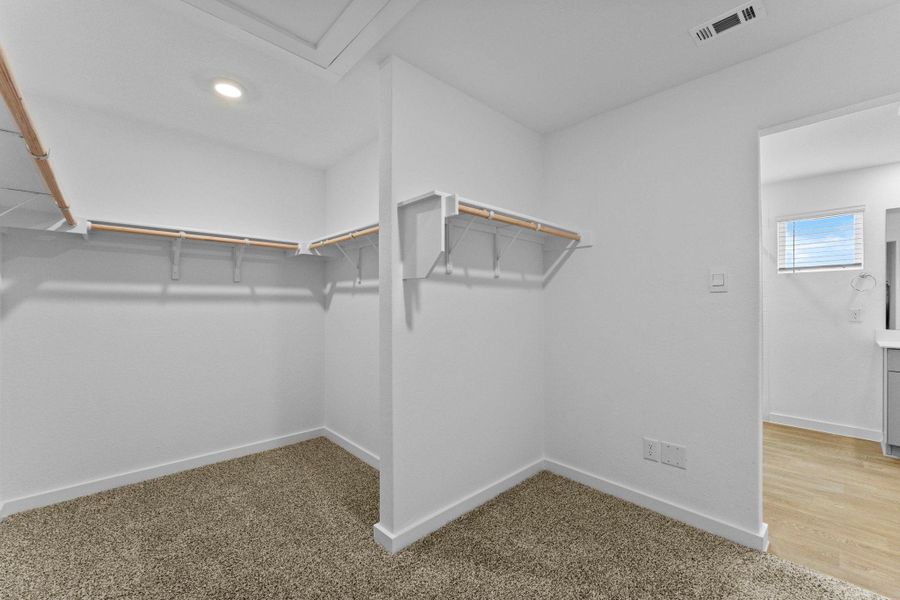 Spacious, unfurnished interior of a new home in Sonoma Oaks, Fredericksburg (Image 19).
