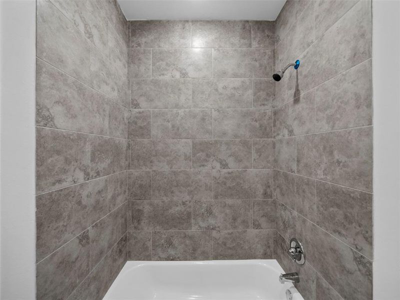 Bathroom with tiled shower / bath combo