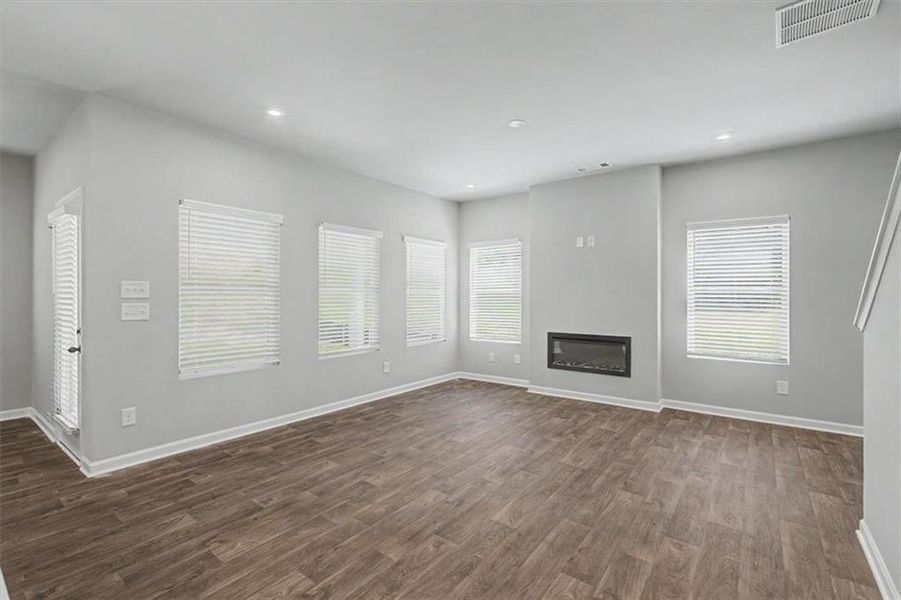 Spacious, unfurnished interior of a new home in Sawmill Creek, Mableton (Image 39).