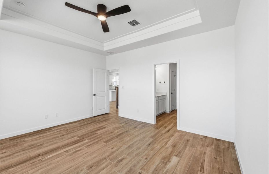 Spacious, unfurnished interior of a new home in Sunfield, Buda (Image 33).