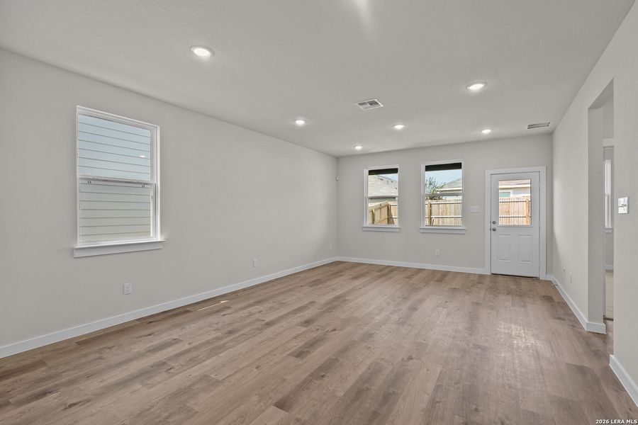 Spacious, unfurnished interior of a new home in Hiddenbrooke, Seguin (Image 18).