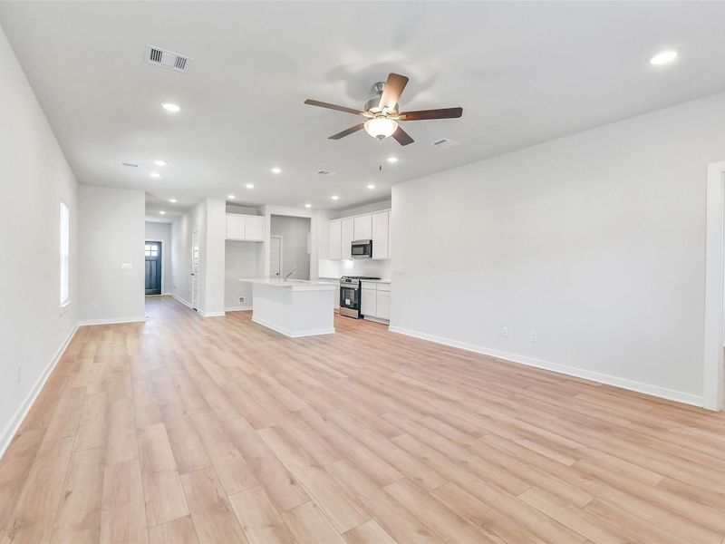 Spacious, unfurnished interior of a new home in Lakes at Black Oak, Magnolia (Image 15).