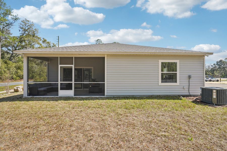Exterior details and patio area of a home in Oakhaven Walk, Gainesville (Image 22).