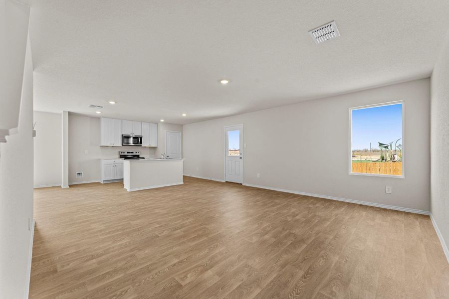 Spacious, unfurnished interior of a new home in Ladera, Luling (Image 11).