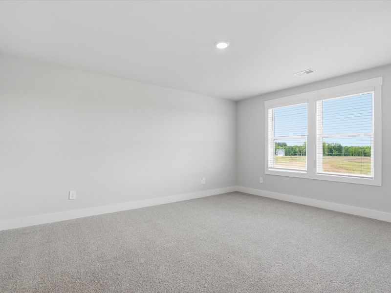 Spacious, unfurnished interior of a new home in Ashby Woods, Boiling Springs (Image 12).