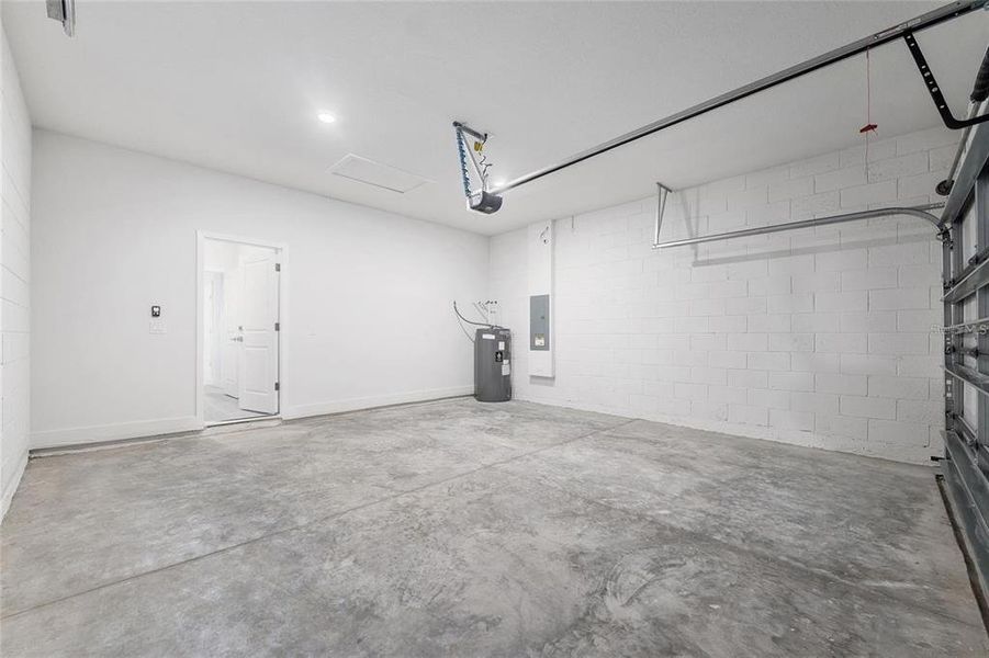 Spacious, unfurnished interior of a new home in , Ocala (Image 36).