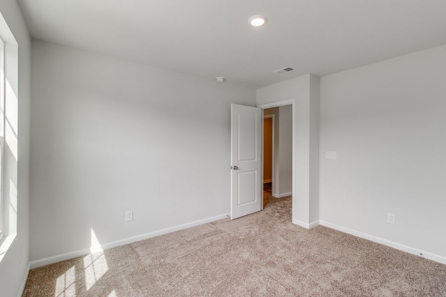 Spacious, unfurnished interior of a new home in Bluefield, Lexington (Image 30).