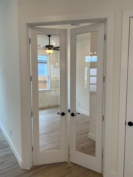 Spacious, unfurnished interior of a new home in Wood Leaf Reserve, Tomball (Image 13).