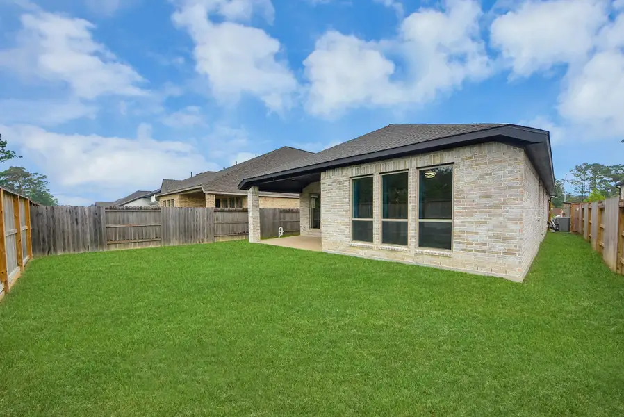 Exterior details and patio area of a home in , Humble (Image 3).