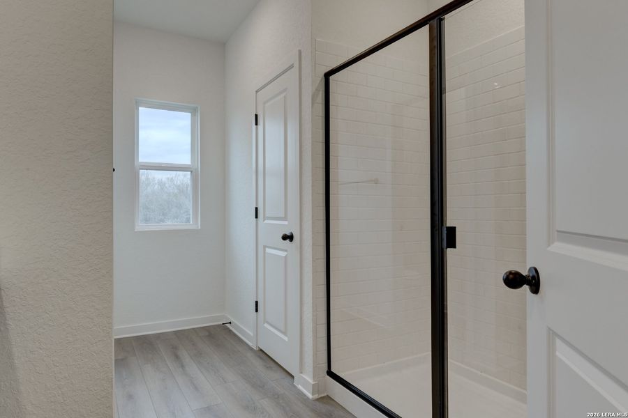 Spacious, unfurnished interior of a new home in Nopal Valley, San Antonio (Image 18).