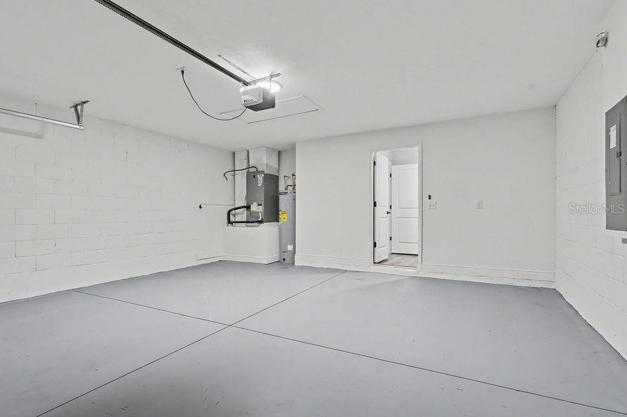 Spacious, unfurnished interior of a new home in , Ocala (Image 15).