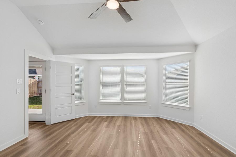 Spacious, unfurnished interior of a new home in Miller's Pond, Rosenberg (Image 27).