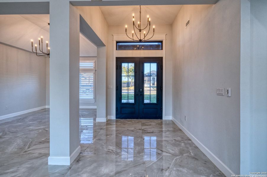 Spacious, unfurnished interior of a new home in , Uvalde (Image 30).