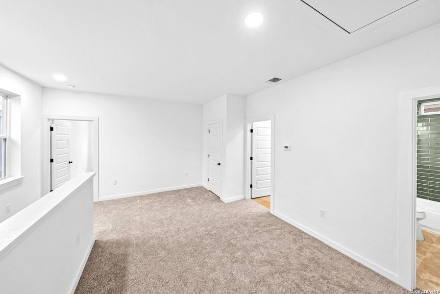 Spacious, unfurnished interior of a new home in , San Antonio (Image 32).